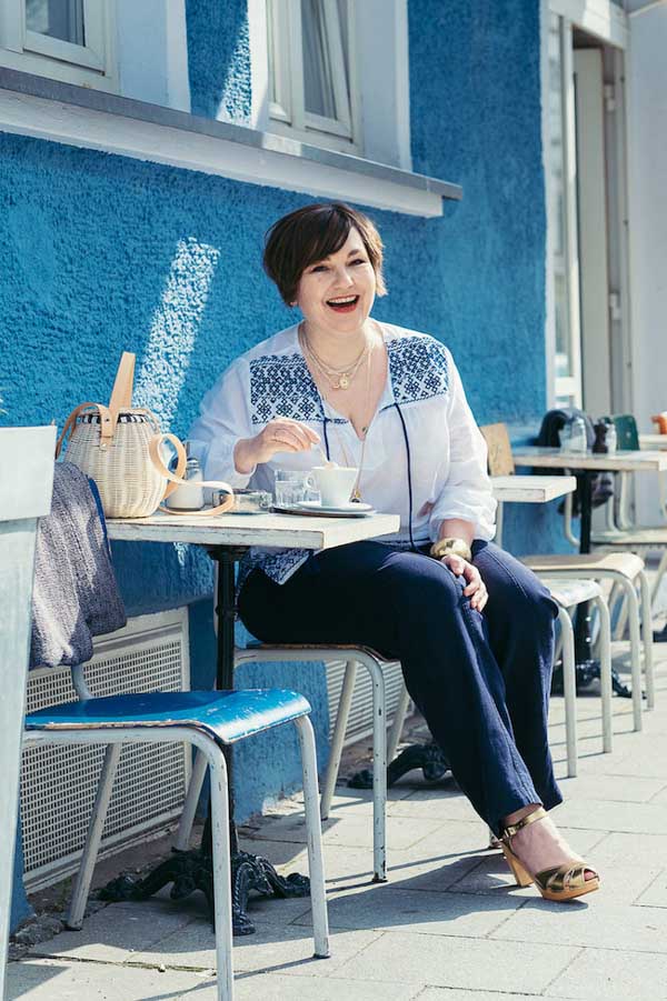 Easy and stylish navy and white brunch outfit for women | 40plusstyle.com