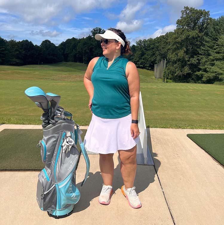 Fitness clothes for women - Alison in a stylish golf outfit | 40plusstyle.com