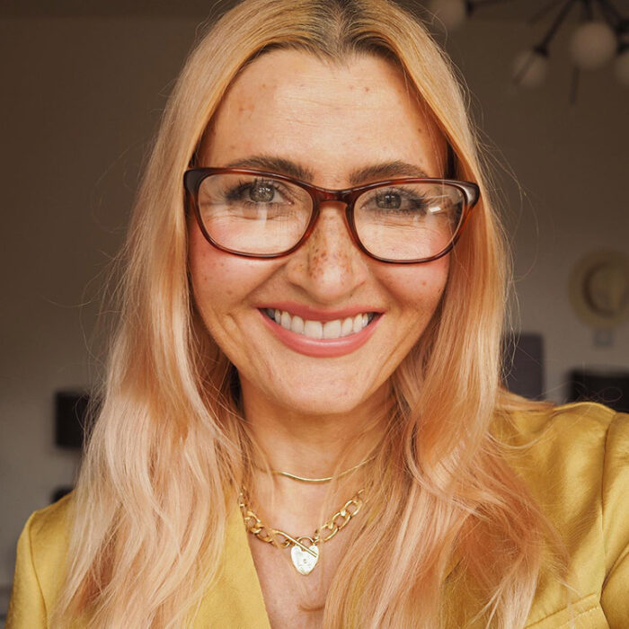 Reading glasses for women- Catherine wears catseye glasses | 40plusstyle.com