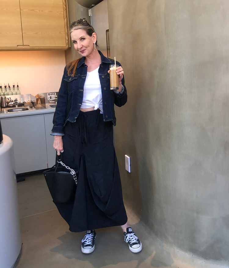 Dawn Lucy wears black sneakers | 40plusstyle.com