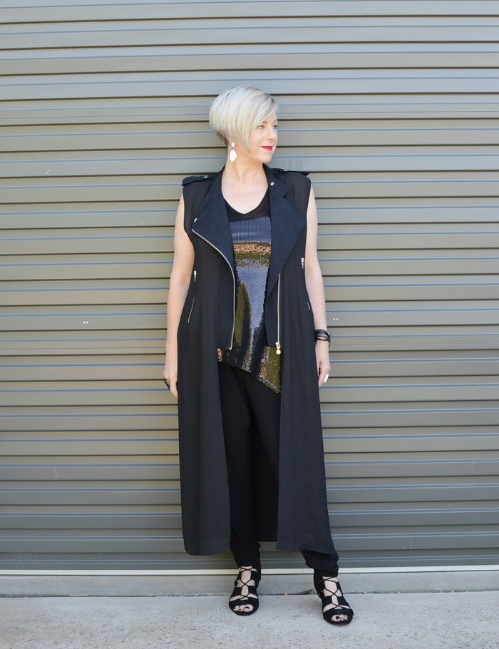 Deborah wearing long sleeveless vest | 40plusstyle.com