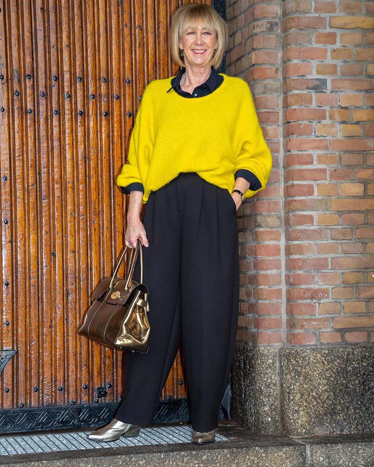 Greetje wears gold shoes | 40plusstyle.com