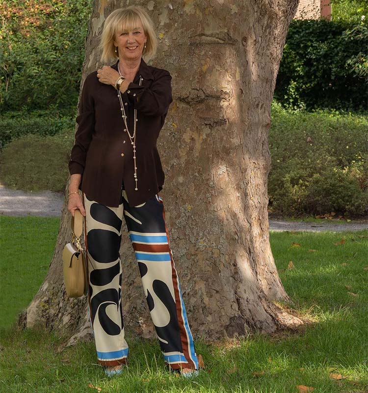 Greetje wears print pants | 40plusstyle.com