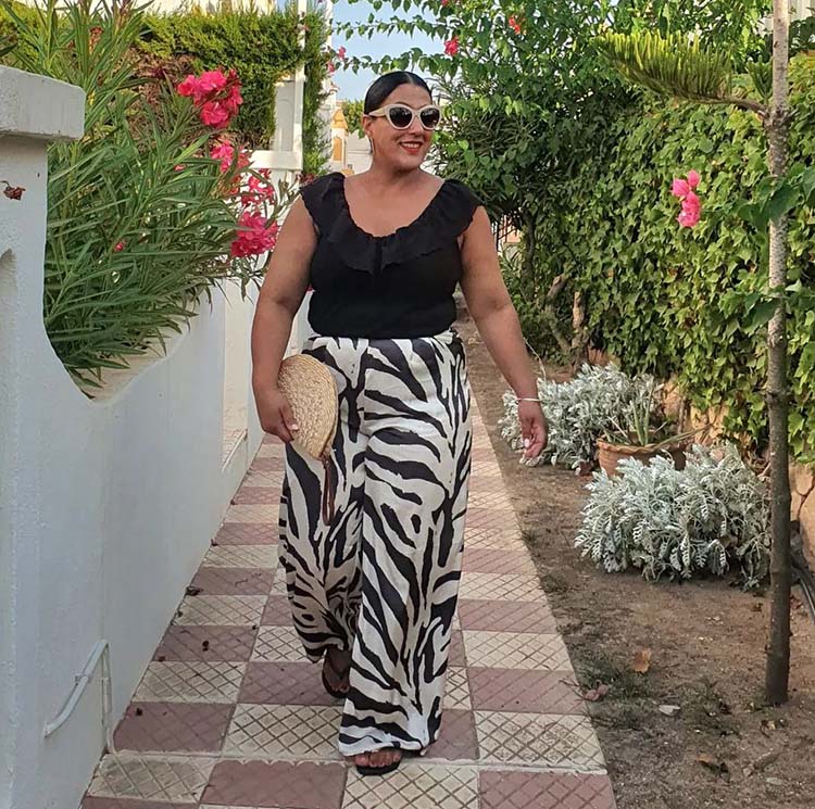 Jas wears print pants | 40plusstyle.com