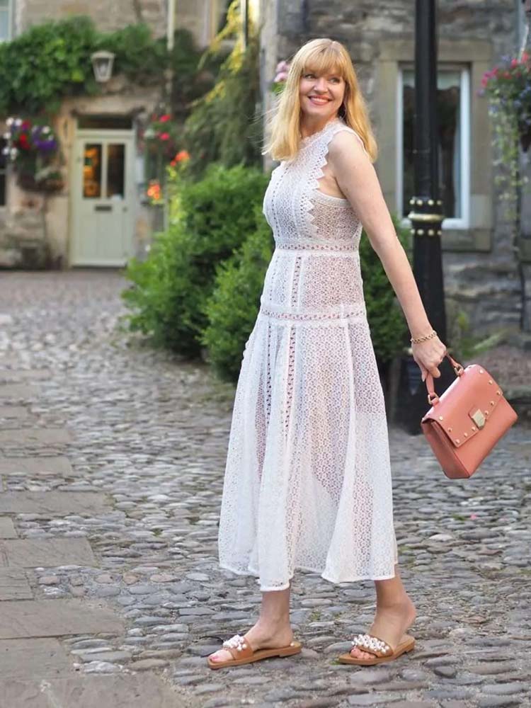 Lizzy wears a lace dress | 40plusstyle.com