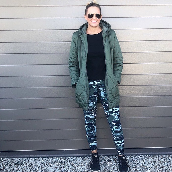 Nic wears a stylish pair of camo leggings | 40plusstyle.com