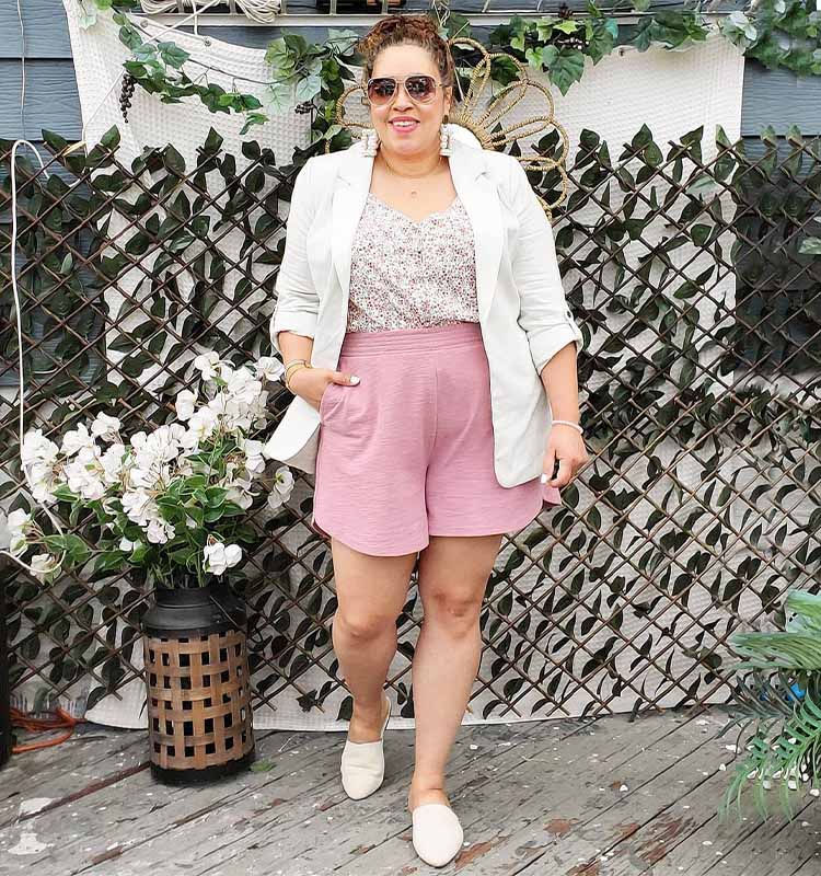 Sandra wears a blazer with her shorts | 40plusstyle.com