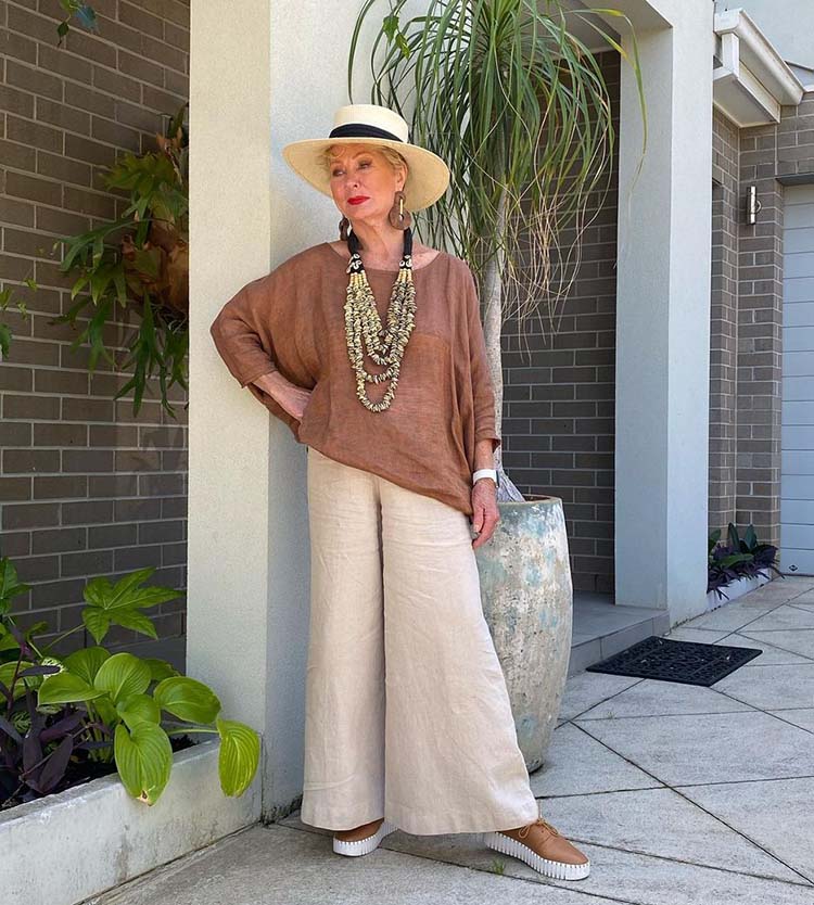 What to wear in summer - Sharryn wears a linen outfit | 40plusstyle.com