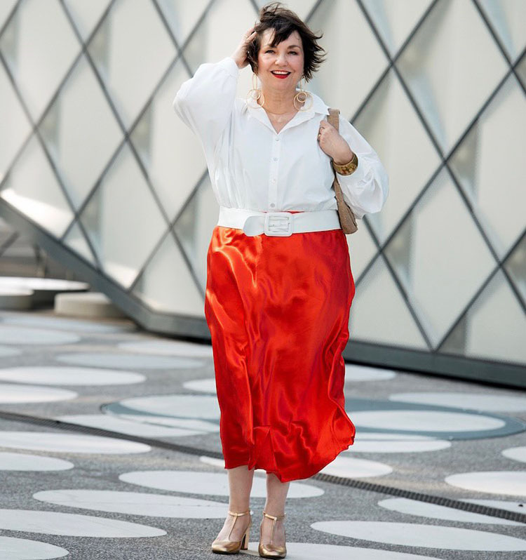 Susanne wears a satin skirt and white shirt | 40plusstyle.com