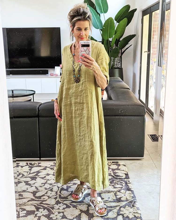 Suzie wears a green linen dress | 40plusstyle.com